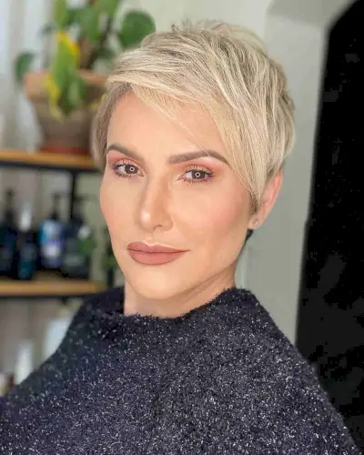 39 Altin Age Age to Women Mini 40은 사랑스러운 헤어 스타일을 찾고 있습니다