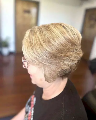 Short layered hairstyle for over 50 with glasses