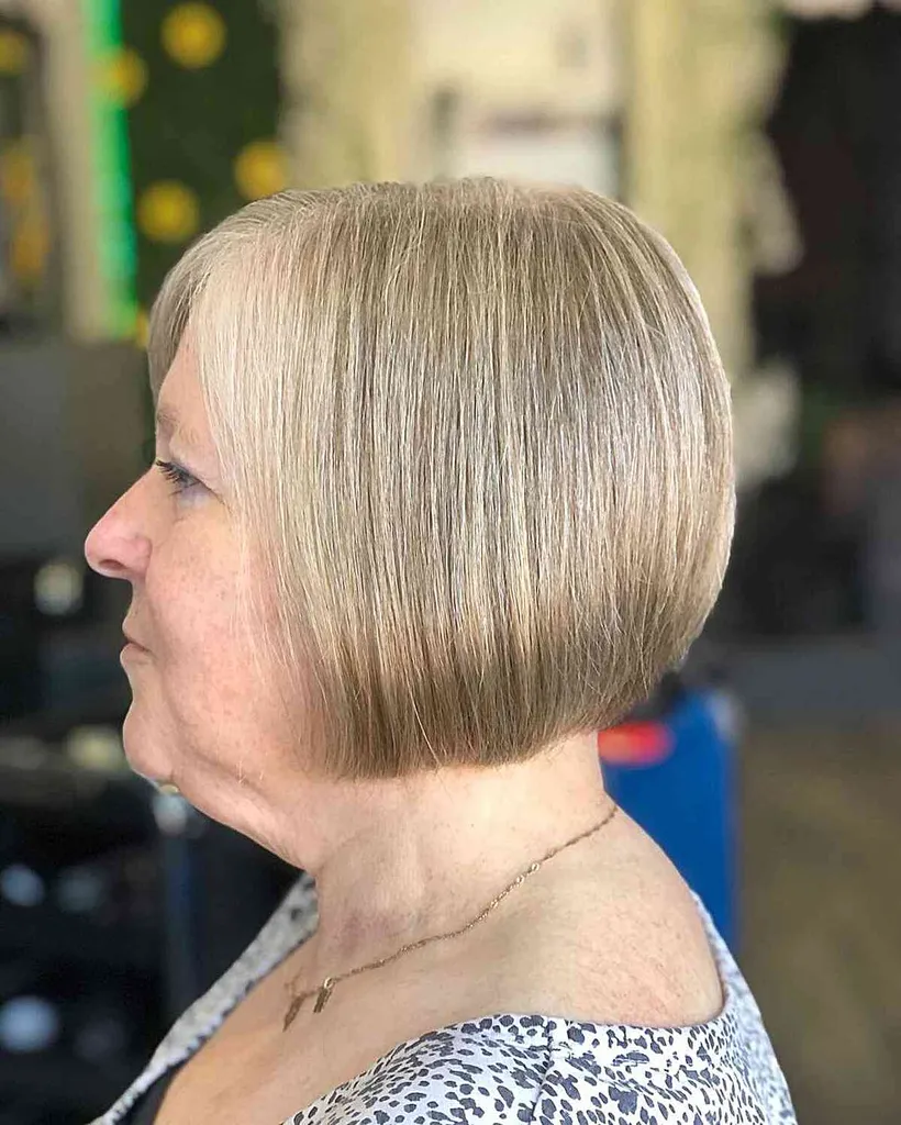 60歳以上の女性が今シーズン受ける26の最もトレンディな顎までの長さのヘアカット' title=