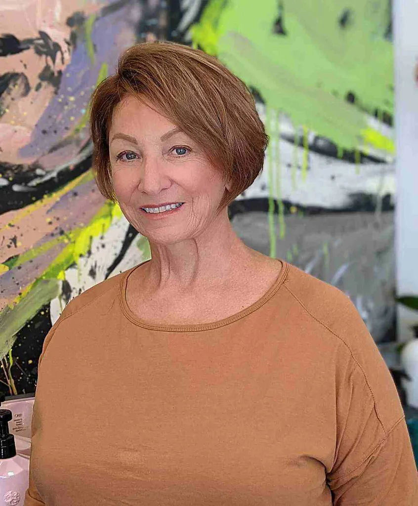 Los 26 cortes de pelo hasta la mandíbula más modernos que las mujeres mayores de 60 años están obteniendo esta temporada