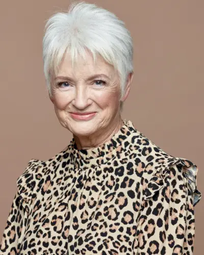 2024 년 동안 70 세 이상 여성을위한 우아한 헤어 스타일 50