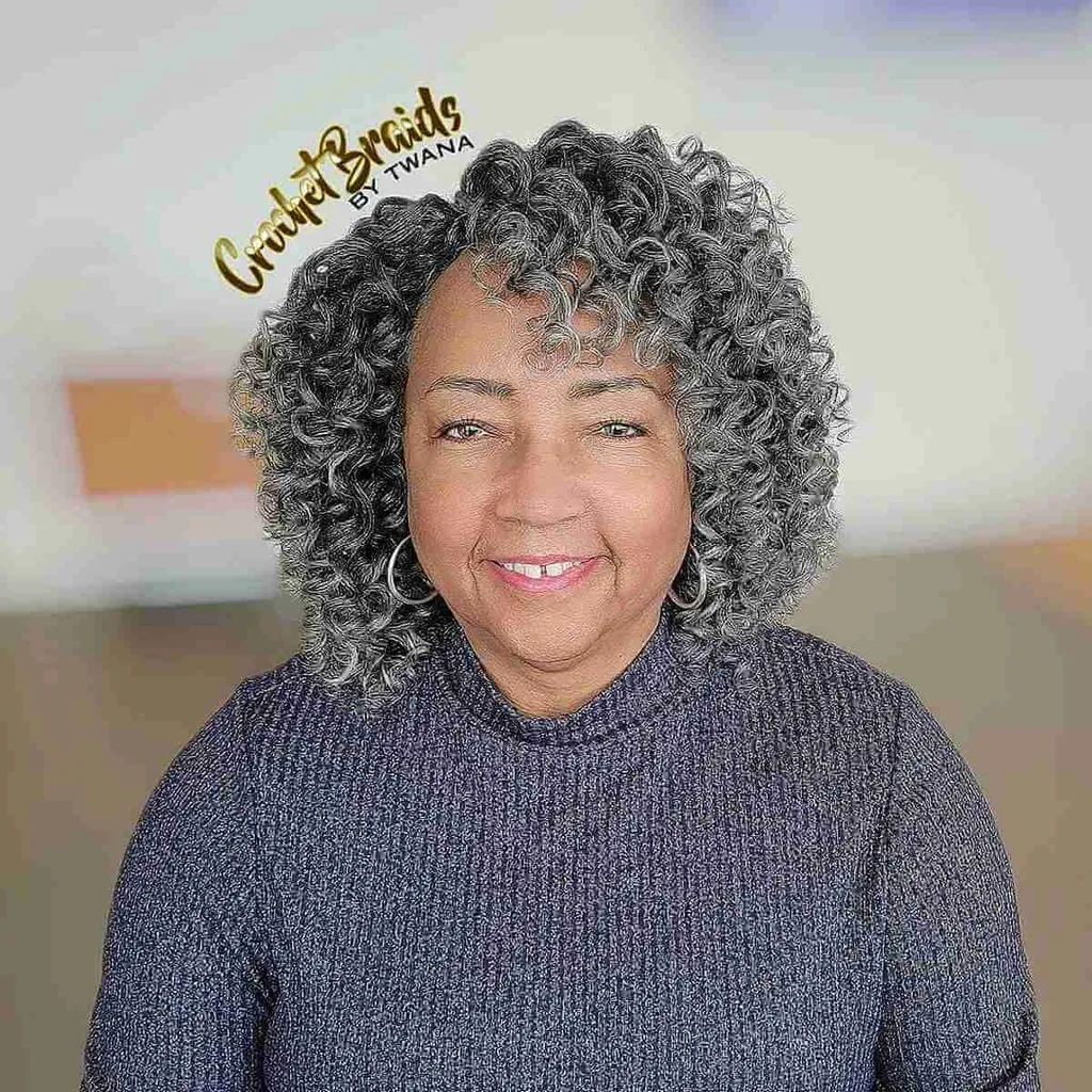 Luźne i lekkie loki spiralne dla czarnych kobiet w wieku 40 lat i starszych' title=