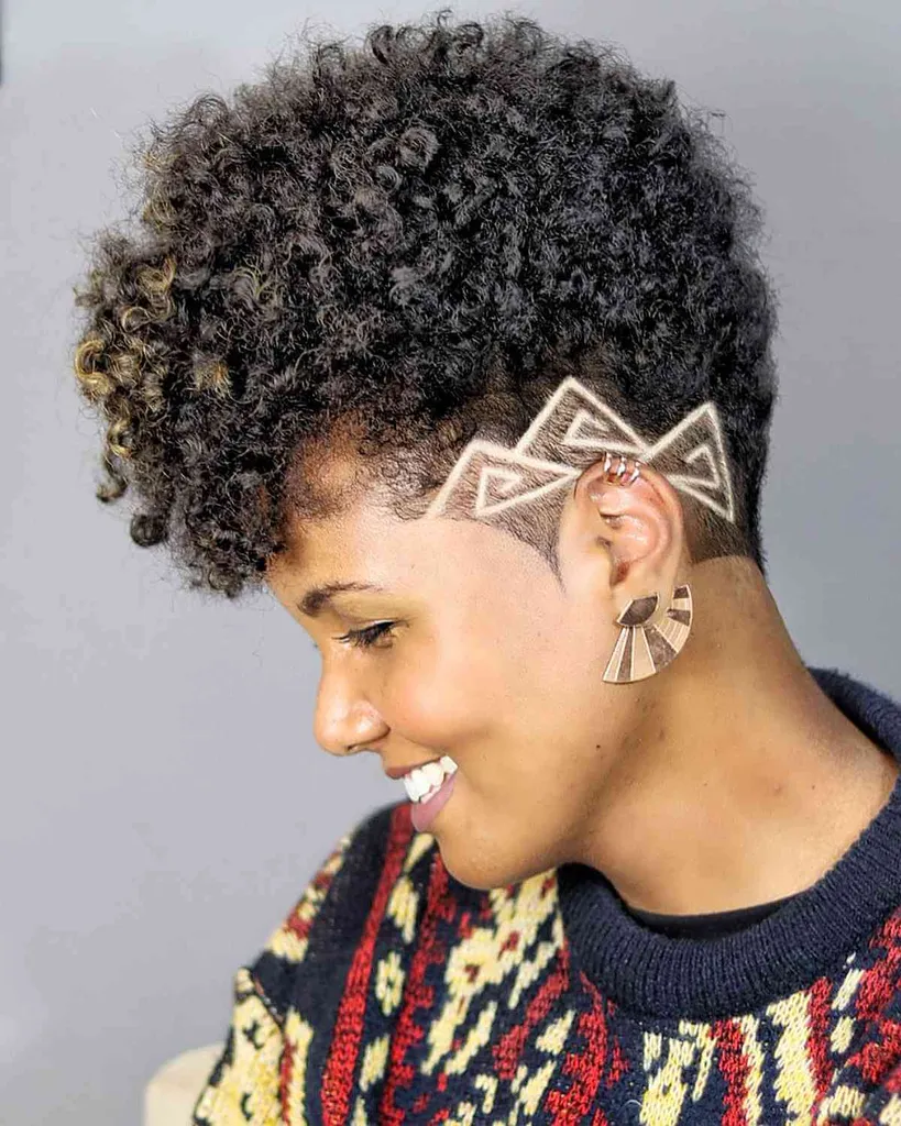 Afro spiralny lok dla czarnych pań powyżej 40 roku życia' title=