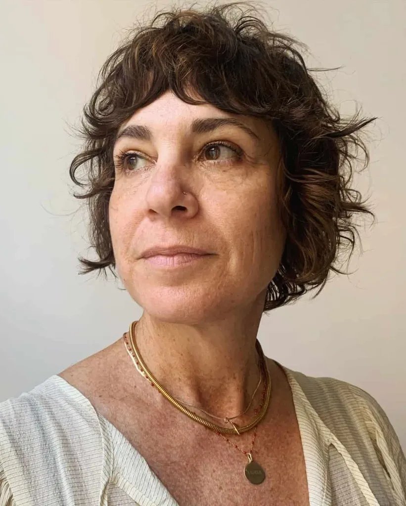 커튼 앞머리가 있는 짧은 털복숭이 보브' title=