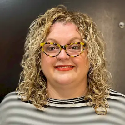 Blonde Curls for Overweight Women with Pudgy Cheeks