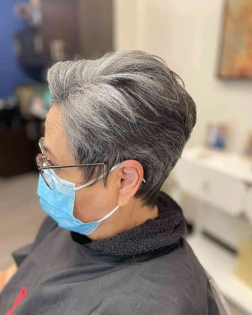 גזרת פיקסי טריז לנשים עם משקפיים לאישה בשנות ה-70 לחייה' title=