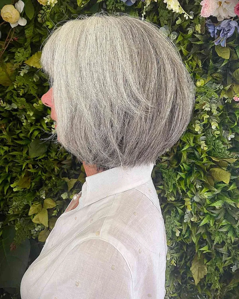 חתך לוב טריז על שיער אפור' title=