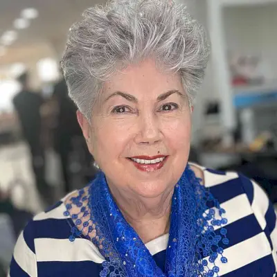 38 Magnifiques coiffures courtes pour les femmes dans la soixantaine avec des cheveux gris