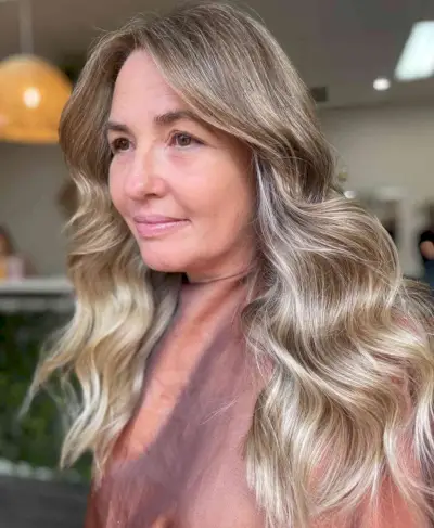 Long Dimensional Wavy Hair for 40-year-old women