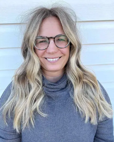Long Messy Hairstyle for 40-Year-Old Ladies