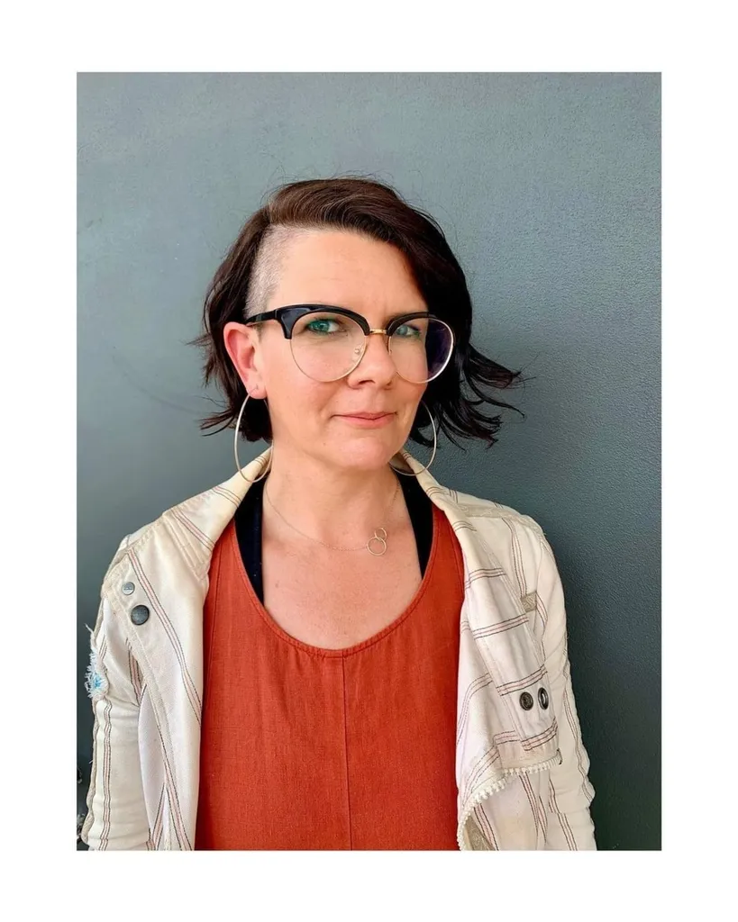 度付きメガネをかけた年配の女性のための楽なアンダーカットボブ' title=