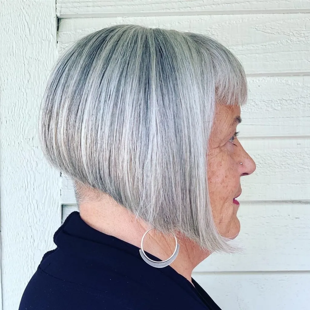 エッジの効いた年配の女性のための非常に短いアンダーカットボブのヘアカット' title=