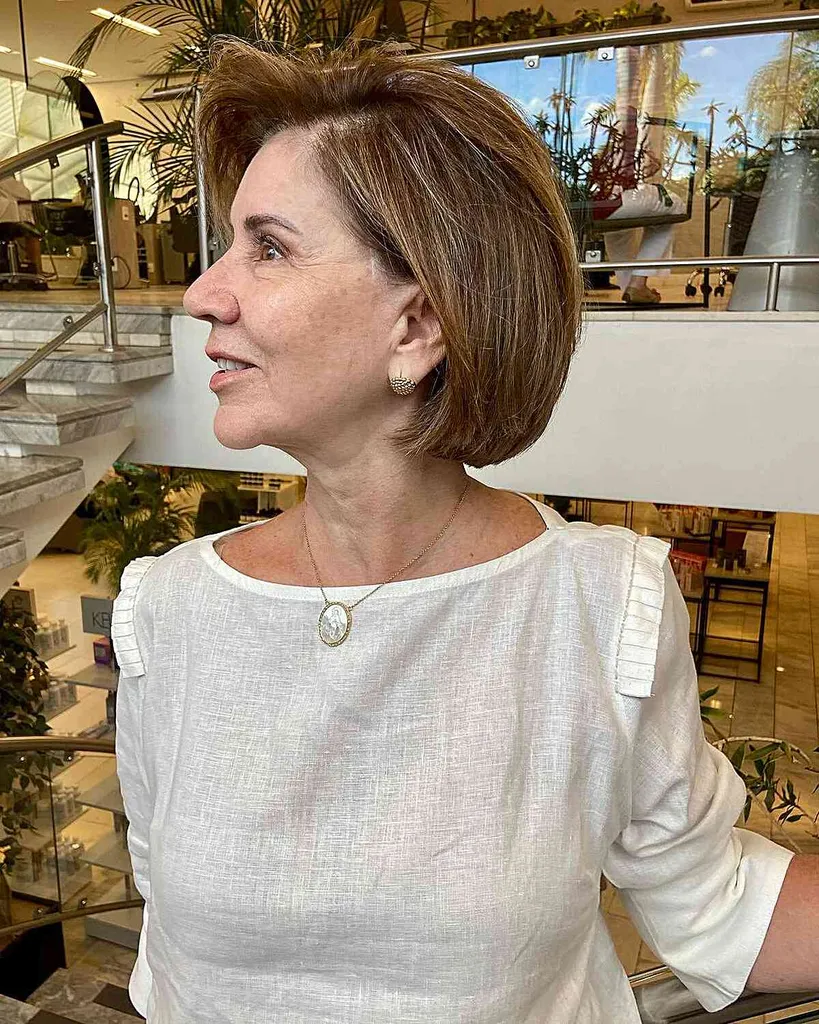 60歳女性のためのショートヘアの秋のゴールデンブラウン' title=