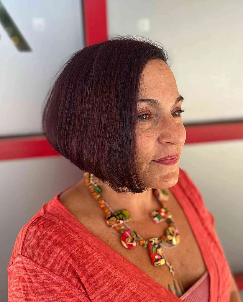 60歳以上の女性のための秋のショートマルーンAラインボブ' title=