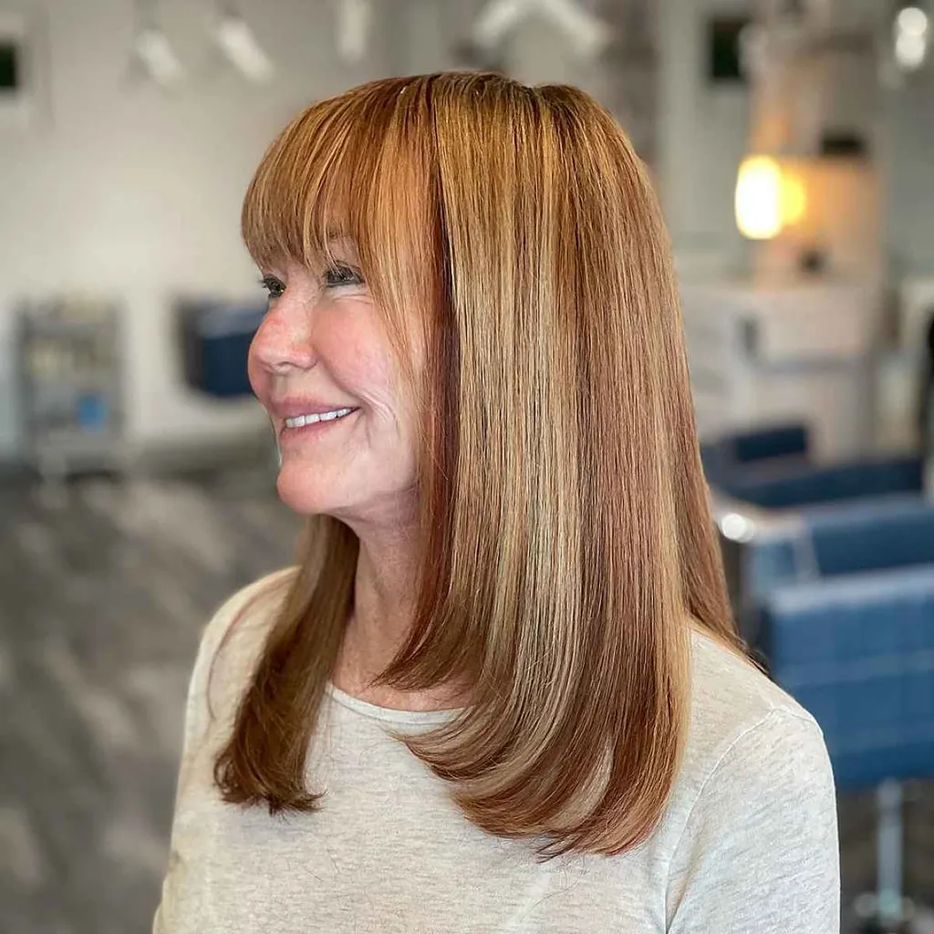 鎖骨までの長さのカット、前髪と濃い赤褐色のローライト' title=