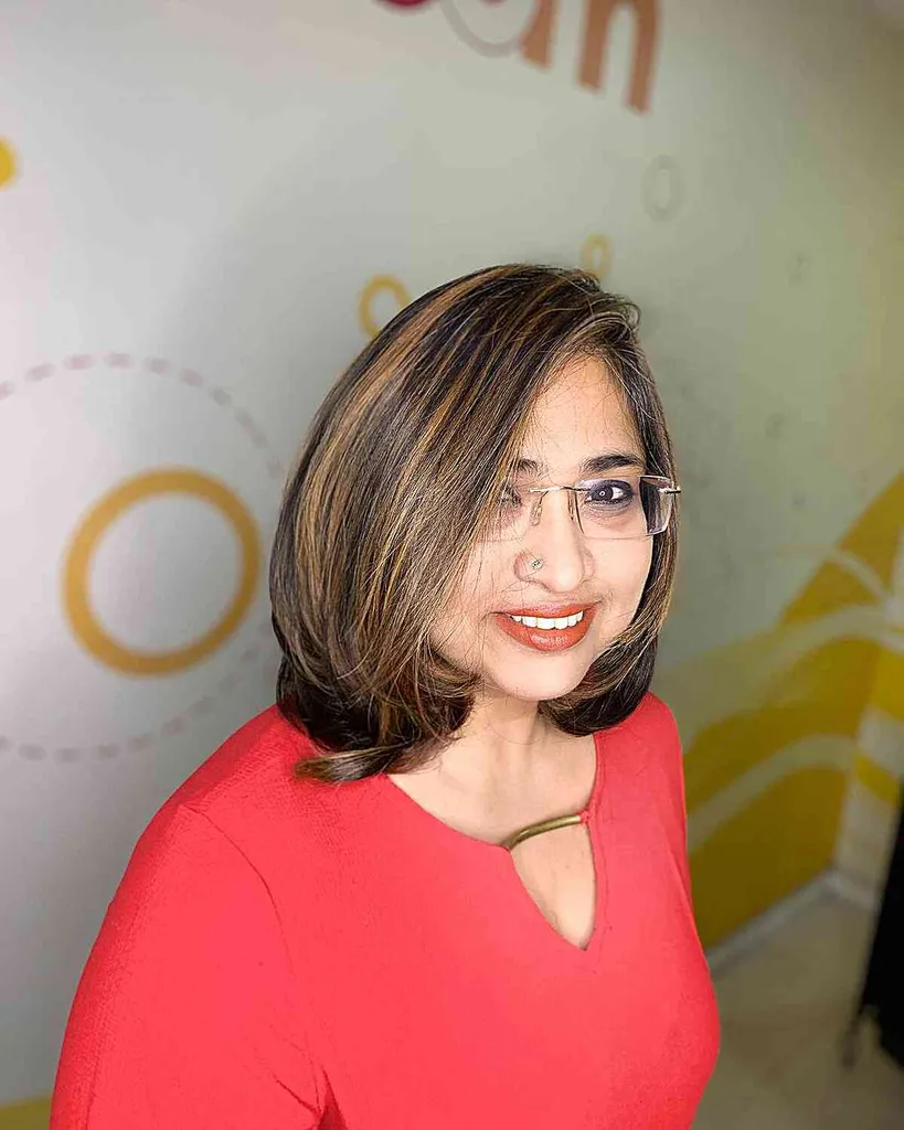 Zijwaarts geveegd medium donker haar met highlights voor vrouwen ouder dan 50' title=