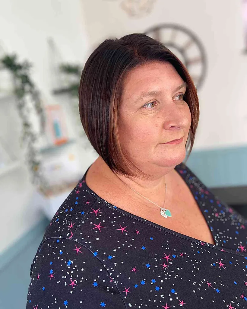 Korte, chocolade-karamel-slanke bob voor het herfstseizoen en vrouwen vanaf 50 jaar' title=