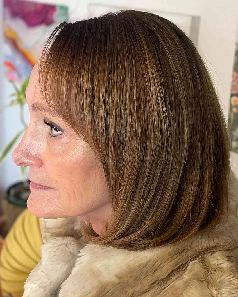 Warm getinte lichte brunette voor lange bob voor de herfst en vrouwen ouder dan 50' title=
