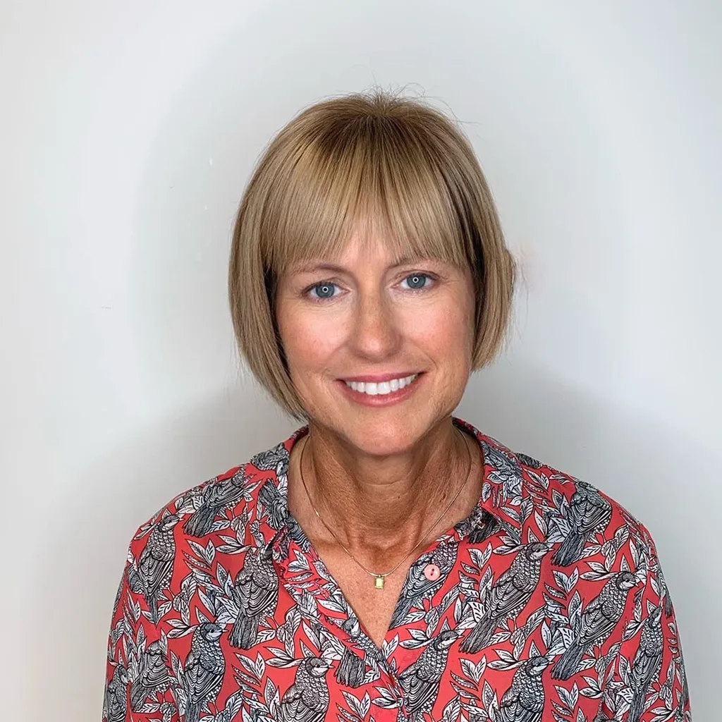 Den asymmetriske bob med pandehår' title=