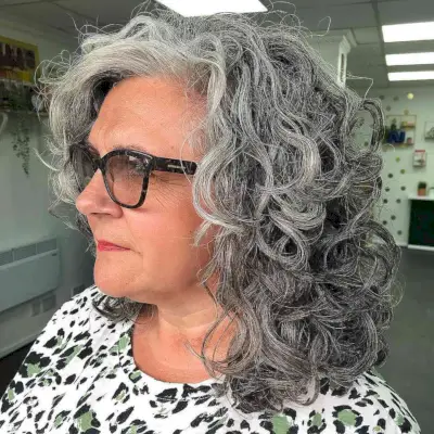 36 skirtingos idealios šukuosenos vyresnėms nei 60 metų moterims su akiniais