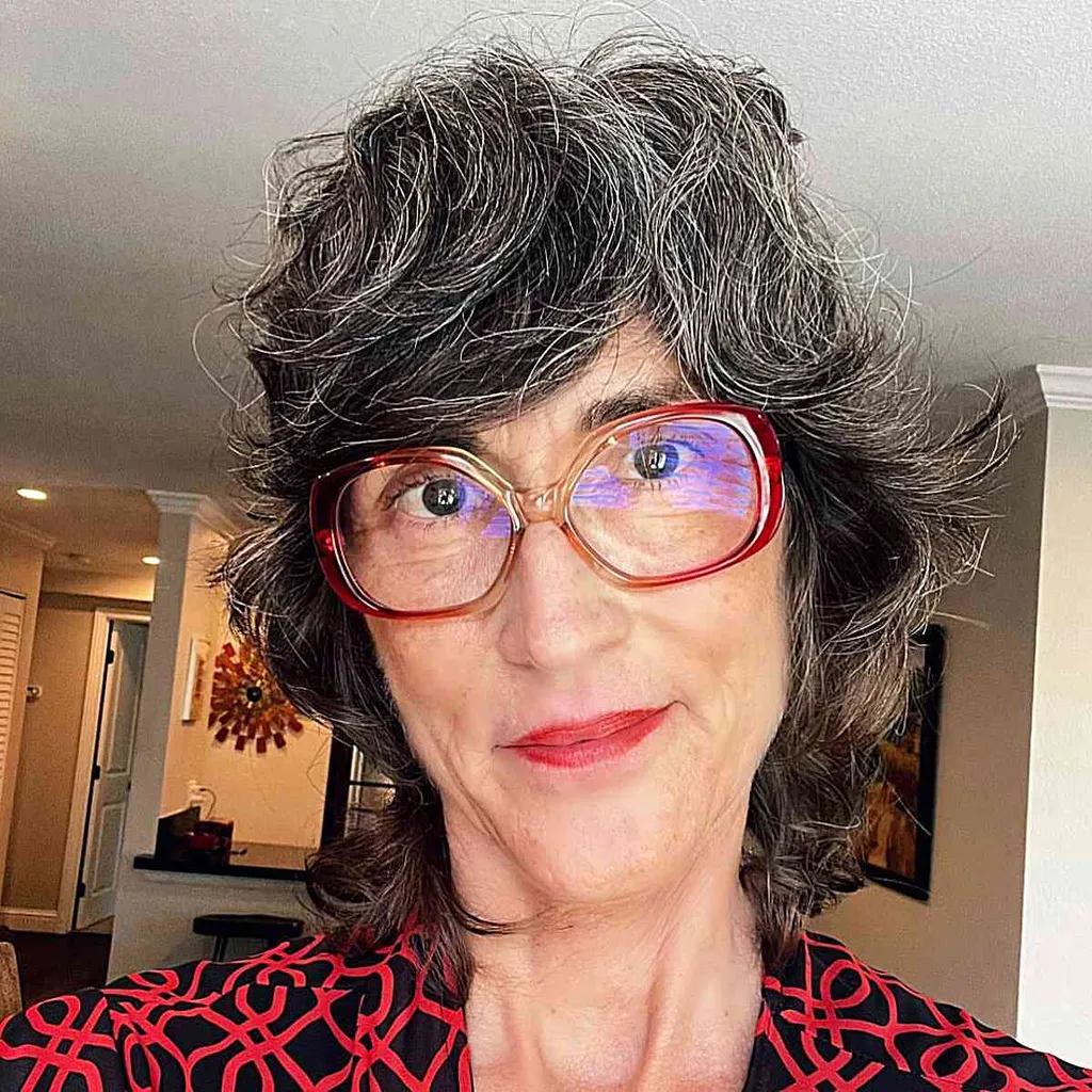 25 neticami īsi matu griezumi vecākām sievietēm' title=