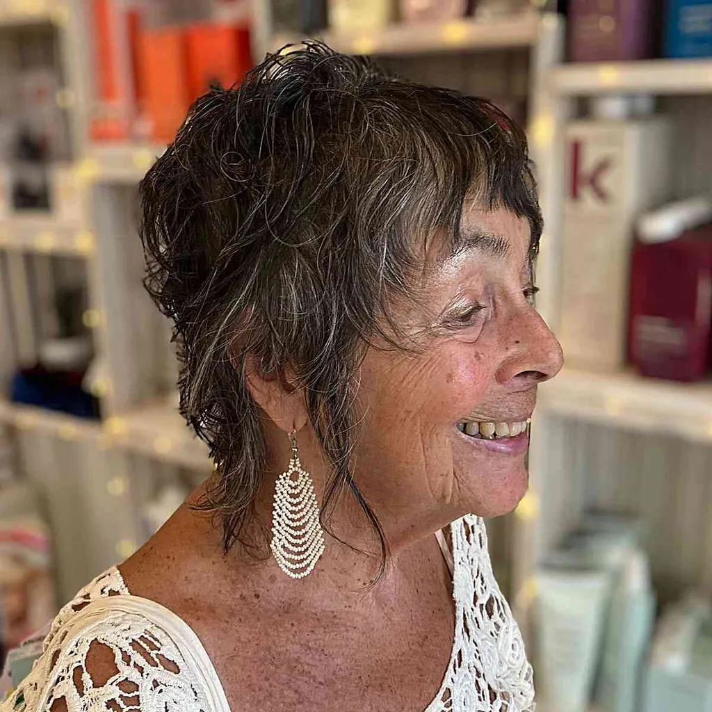 25 neticami īsi matu griezumi vecākām sievietēm' title=