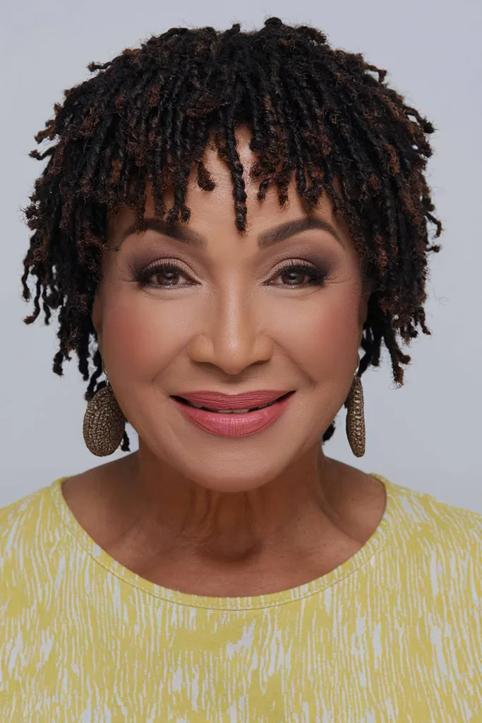 Korte naturlige fingerspoler for svarte kvinner over 60 år' title=