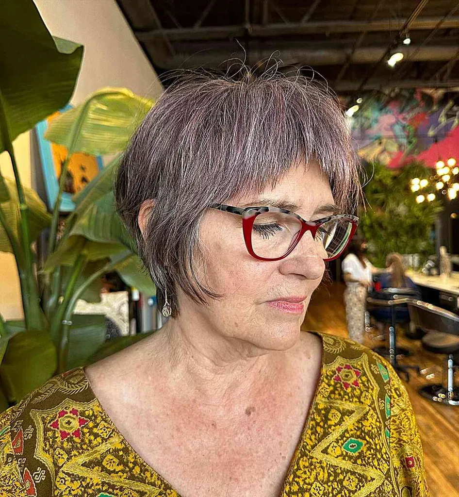 עצבני מיני שאג עם מיקרו פוני לנשים מעל גיל 70 עם משקפיים' title=