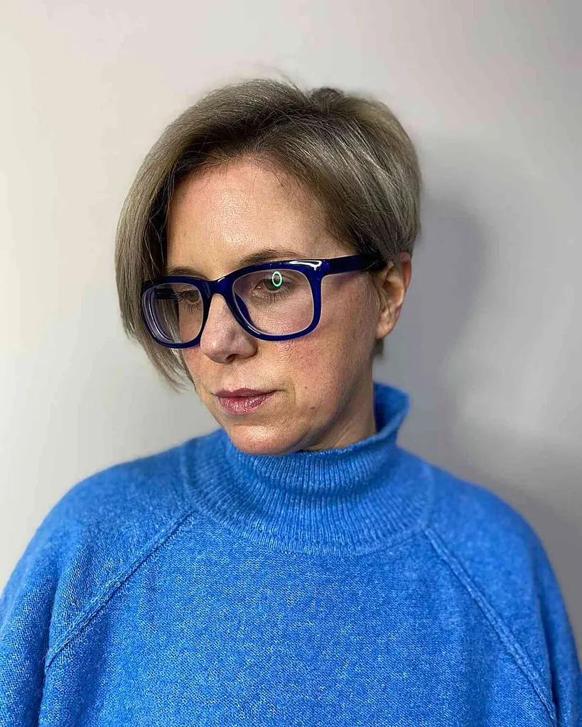 קערת פיקסי בוב באורך אוזניים חתוכה עם שוליים לנשים מבוגרות עם שיער עדין' title=