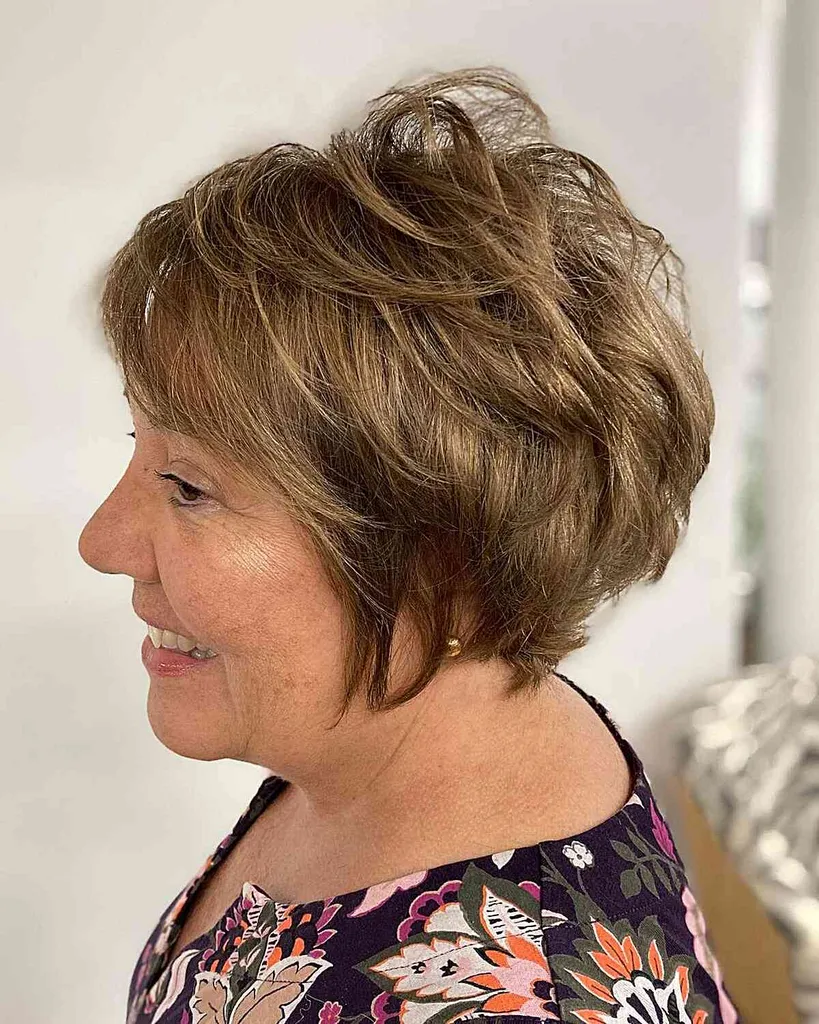 גזרת פיקסי בוב מודרנית ומעורפלת לנשים זקנות' title=