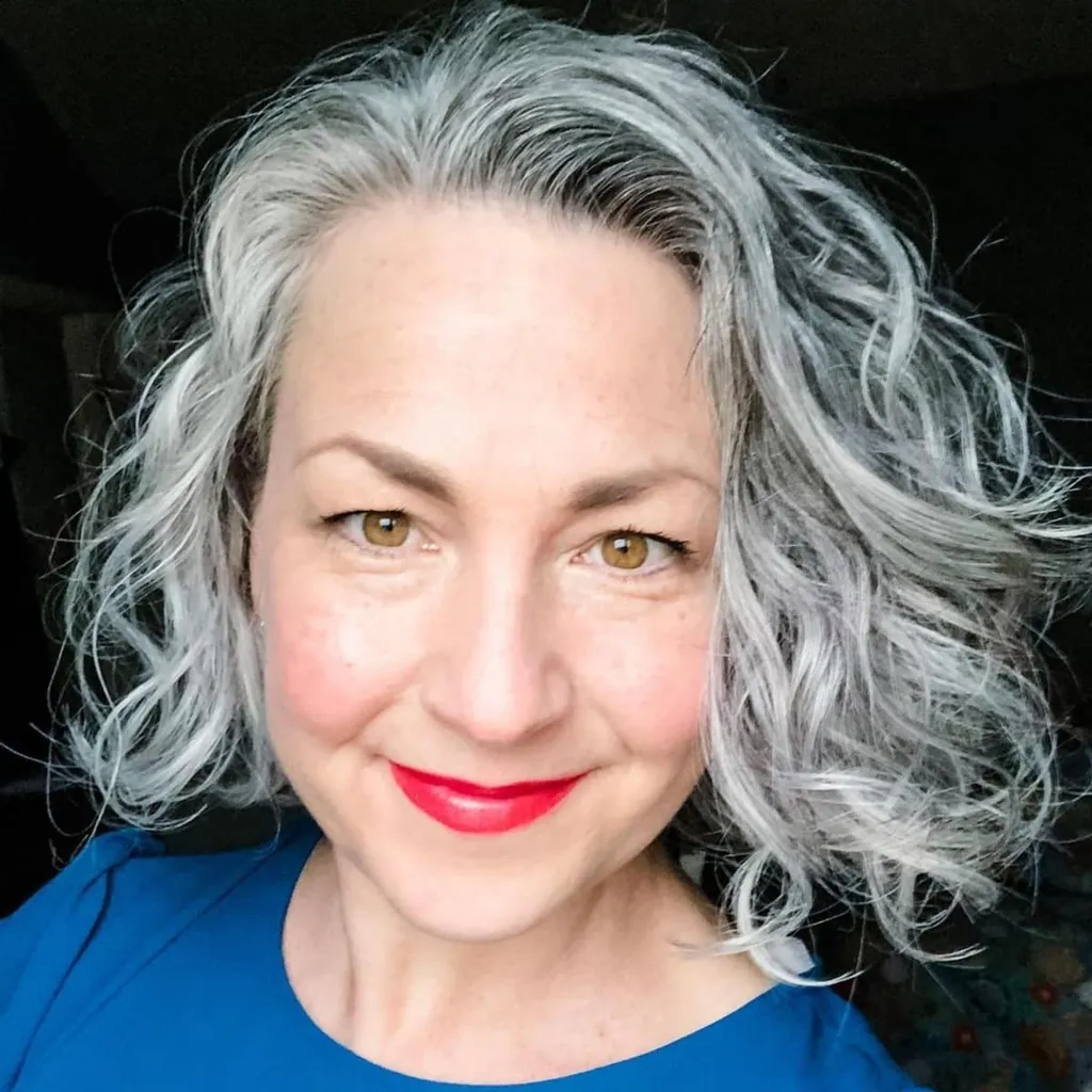 vidēja garuma sudrabaini viļņota boba frizūra' title=