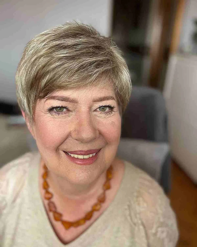 Blonds laumiņas griezums ar slāņiem 60 gadus veciem bērniem ar apaļām sejām' title=