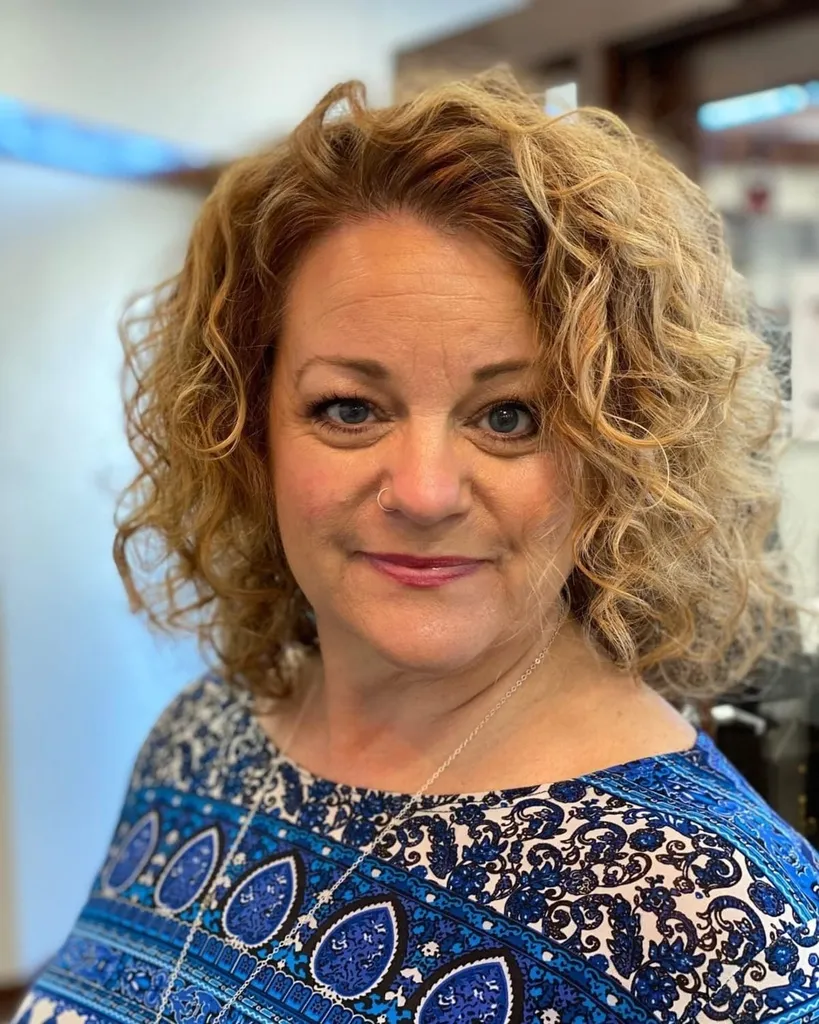 Cirtaini mati vecākām sievietēm ar apaļu seju' title=