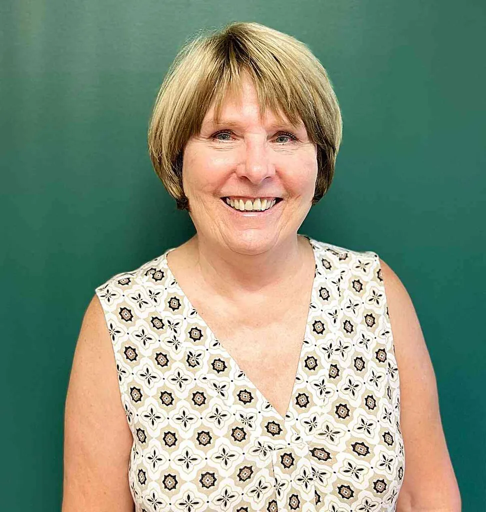 Blond vlasy dlouhé čelisti s ofinou na straně u starších žen ve věku 60 let s kulatým obličejem' title=