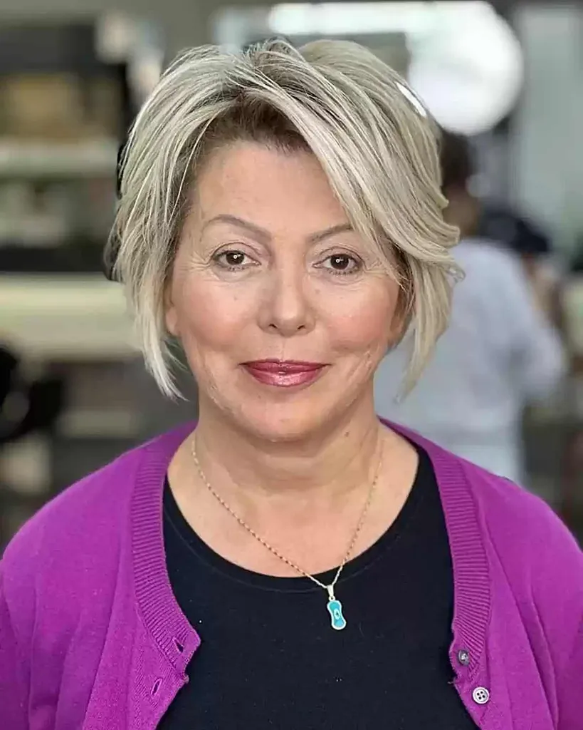 Vrstvený Bob po bradu s dlouhou ofinou pro dámy nad 60 let s kulatým obličejem' title=