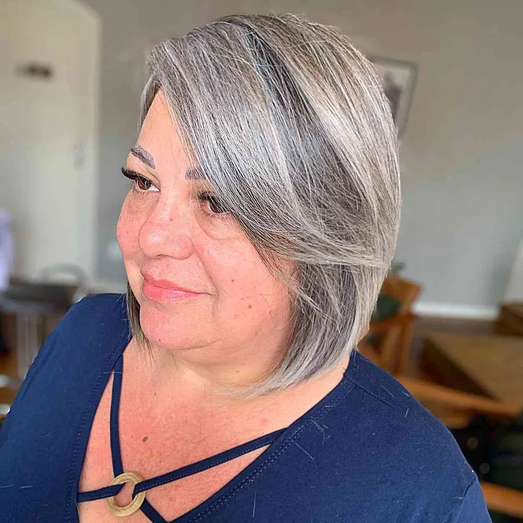 Elegantní klasický bob s délkou krku na tlustovlasé starší ženy ve věku 60 let s plnějšími tvářemi' title=