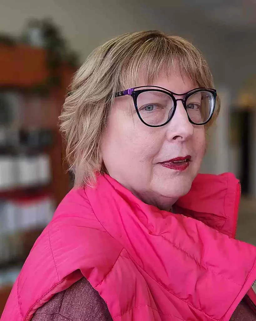 Texturovaný skládaný Bob s jemnými ofinami na ženách nad 60 let s brýlemi a kulatějšími obličeji' title=