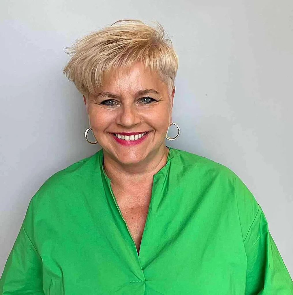 Krátký vzrušující pixie s asymetrickou ofinou pro starší dámy ve věku 60 let s kulatějším obličejem' title=