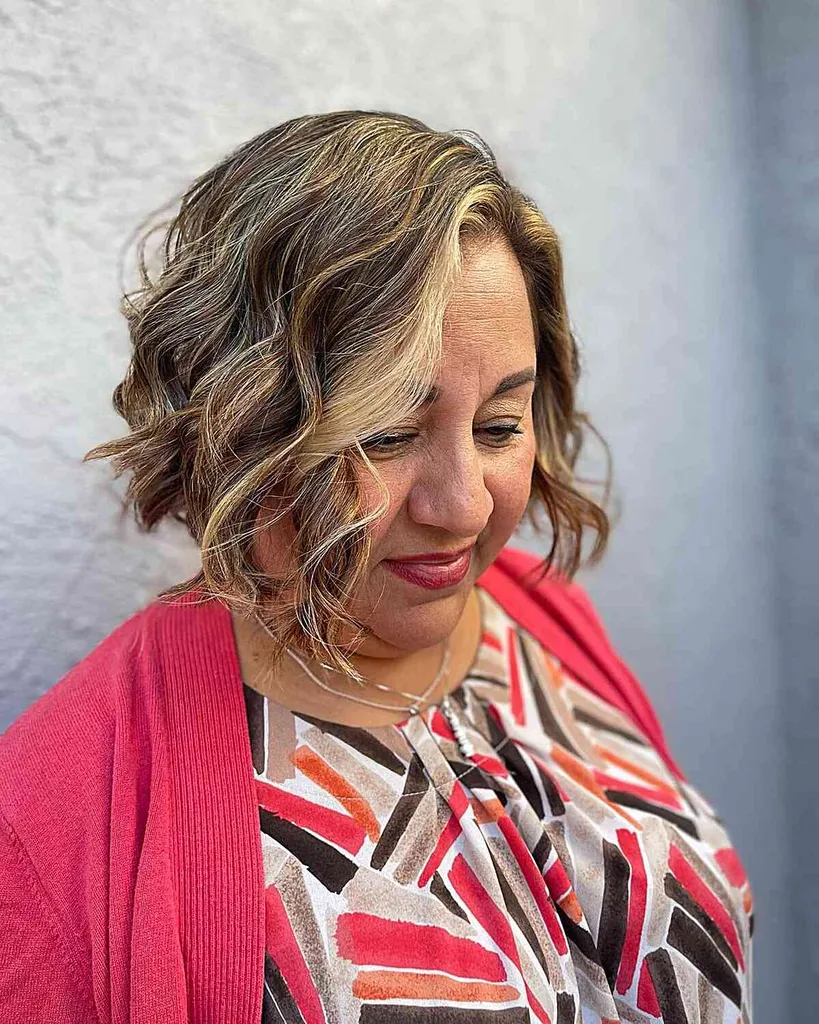 Zvlněný bob v délce po bradu pro ženy nad 60 let s kulatým obličejem' title=