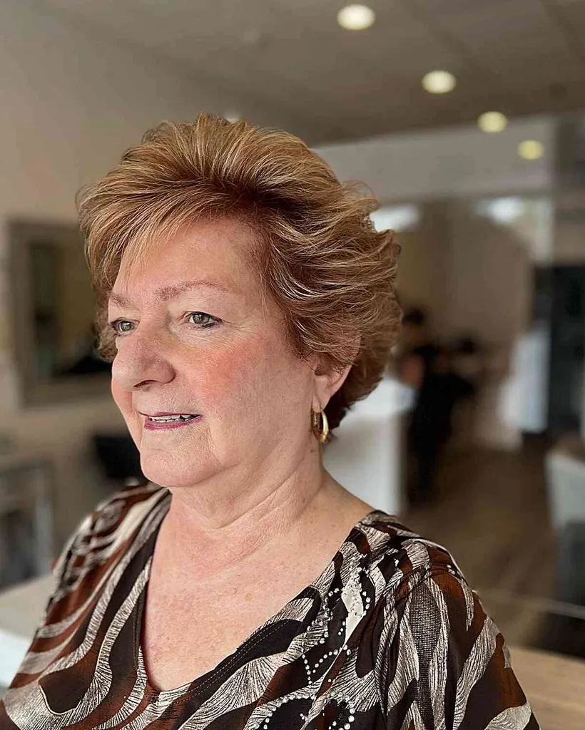 Objemný skřítek s kartáčovanými zády pro jemné vlasy a ženy s kulatým obličejem nad 60 let' title=