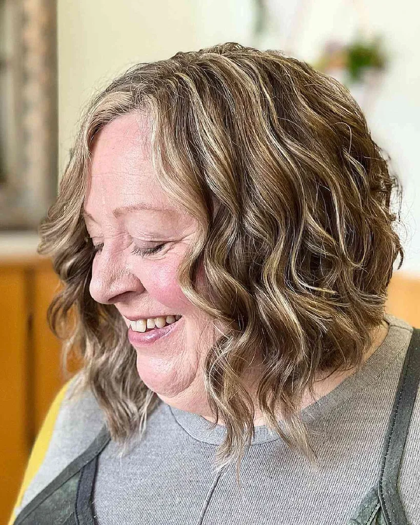 Bob graduado ondulado para mulheres plus size' title=