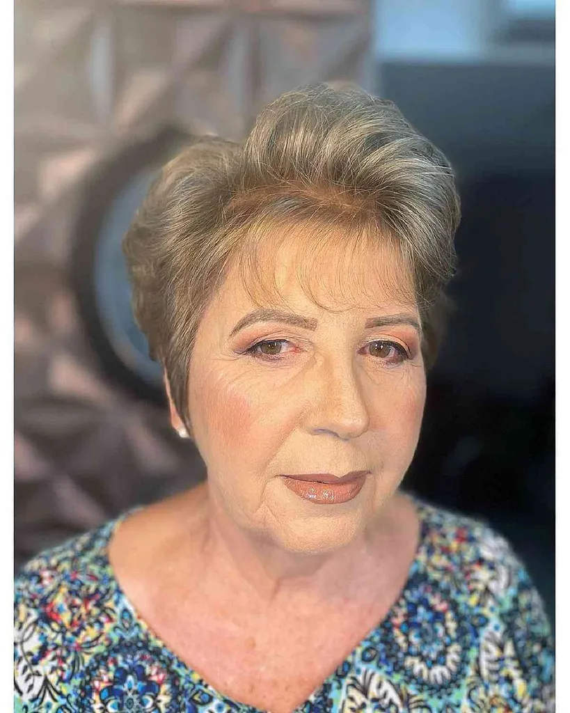 Corte curto penteado para trás para cabelos finos' title=