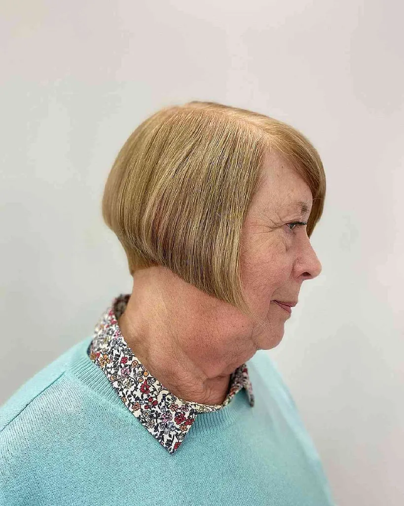 Bob angulado com costas cônicas para queixo duplo' title=