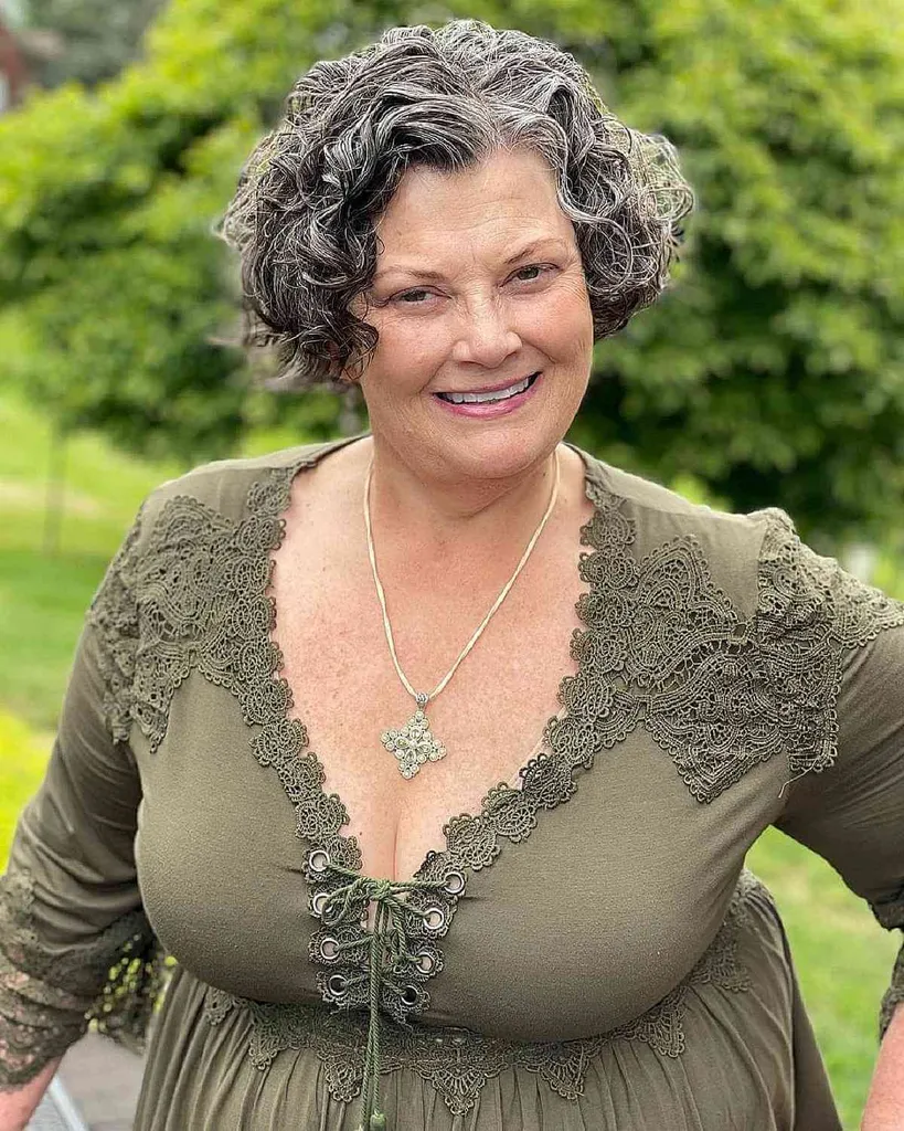 Bob Curto Encaracolado com Parte Lateral' title=