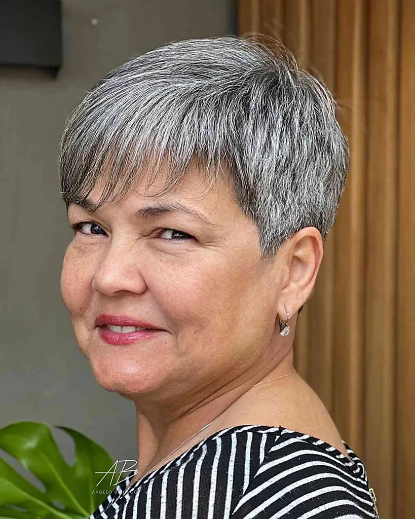 Verwarde witte pixie met zijwaartse pony voor vrouwen boven de 60' title=