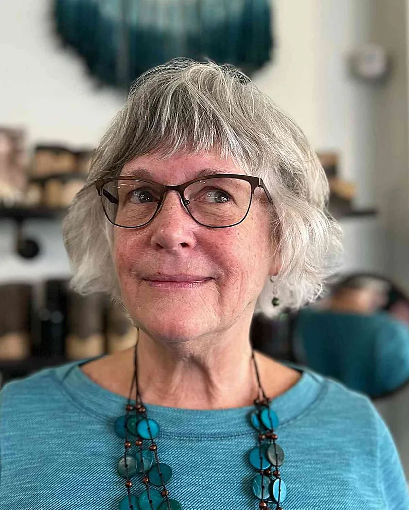 Korte grijze pixie met pony aan de zijkant voor dames van in de 60' title=