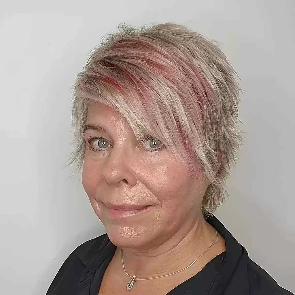 Asymmetrische pony met klassieke Pixie-snit voor vrouwen boven de zestig' title=