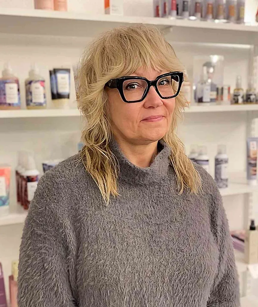 Medium ruig haar met pony voor vrouwen ouder dan 60' title=