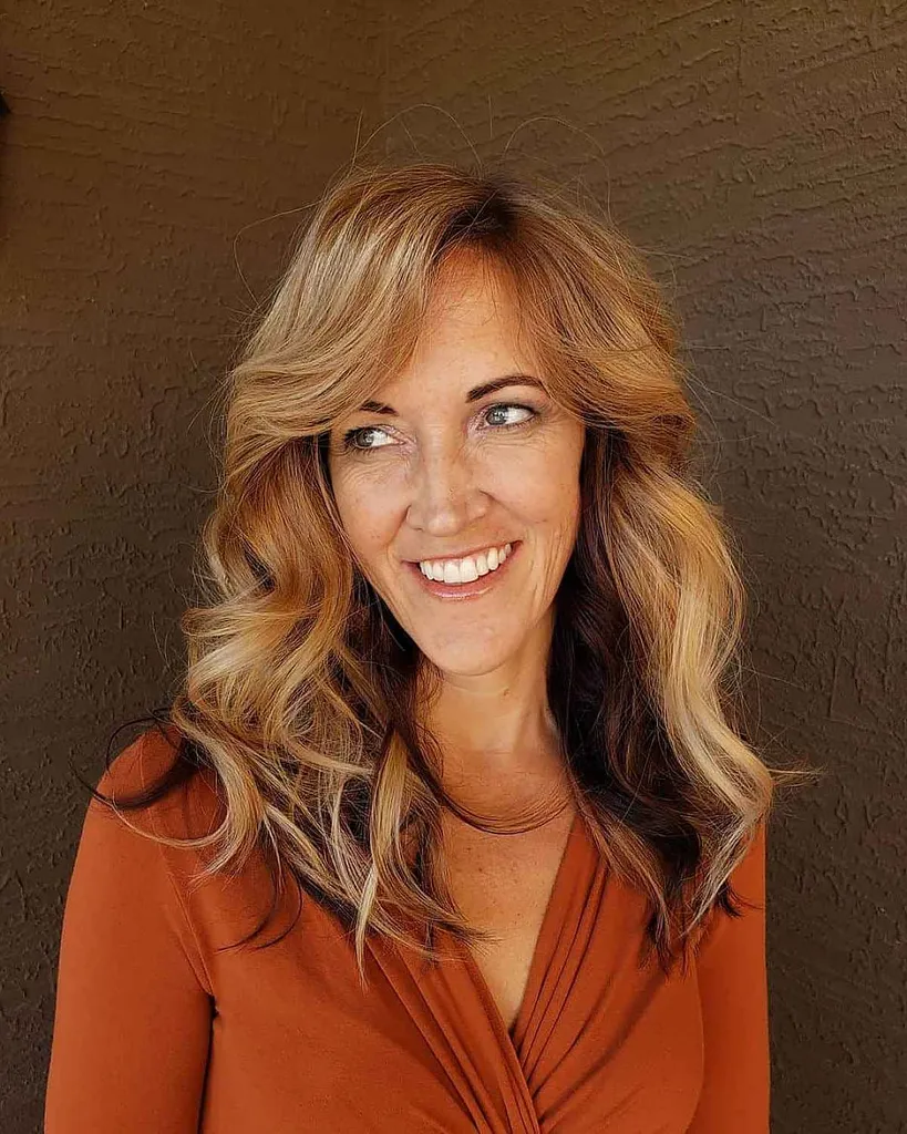 Topp 25 høsthårfarger for kvinner over 40 år i 2026' title=