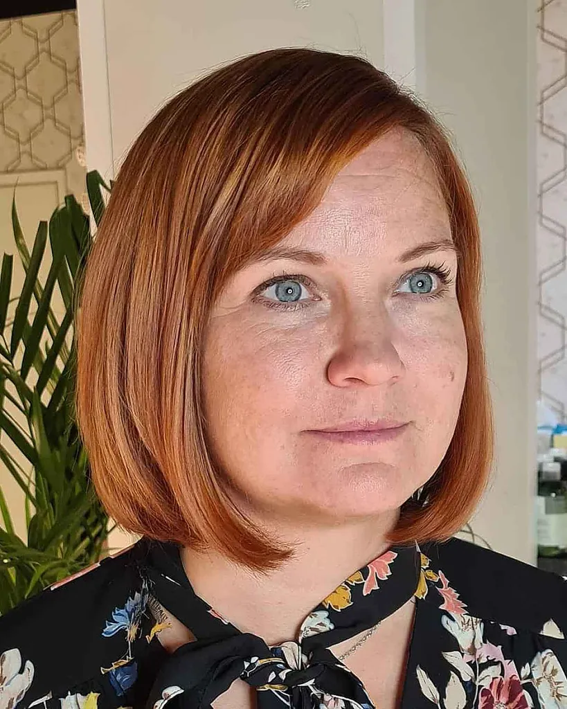 Topp 25 høsthårfarger for kvinner over 40 år i 2026' title=